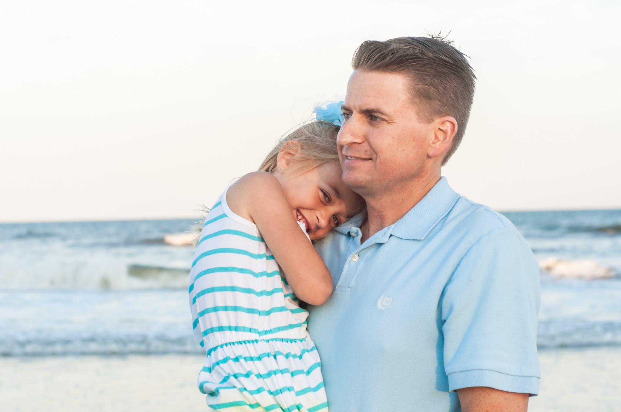 daddy hugs daughter margate nj family beach session