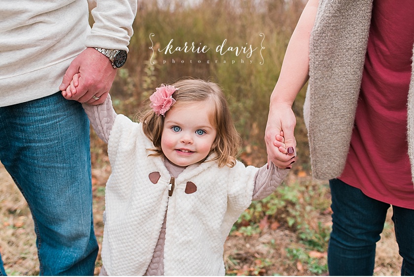 Looking for ideas on what to wear for Christmas family photos for your little girl? check out this blog post