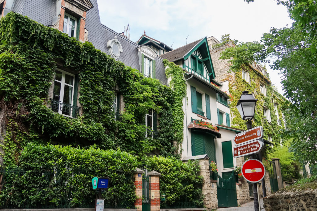 a ivy Montmartre street